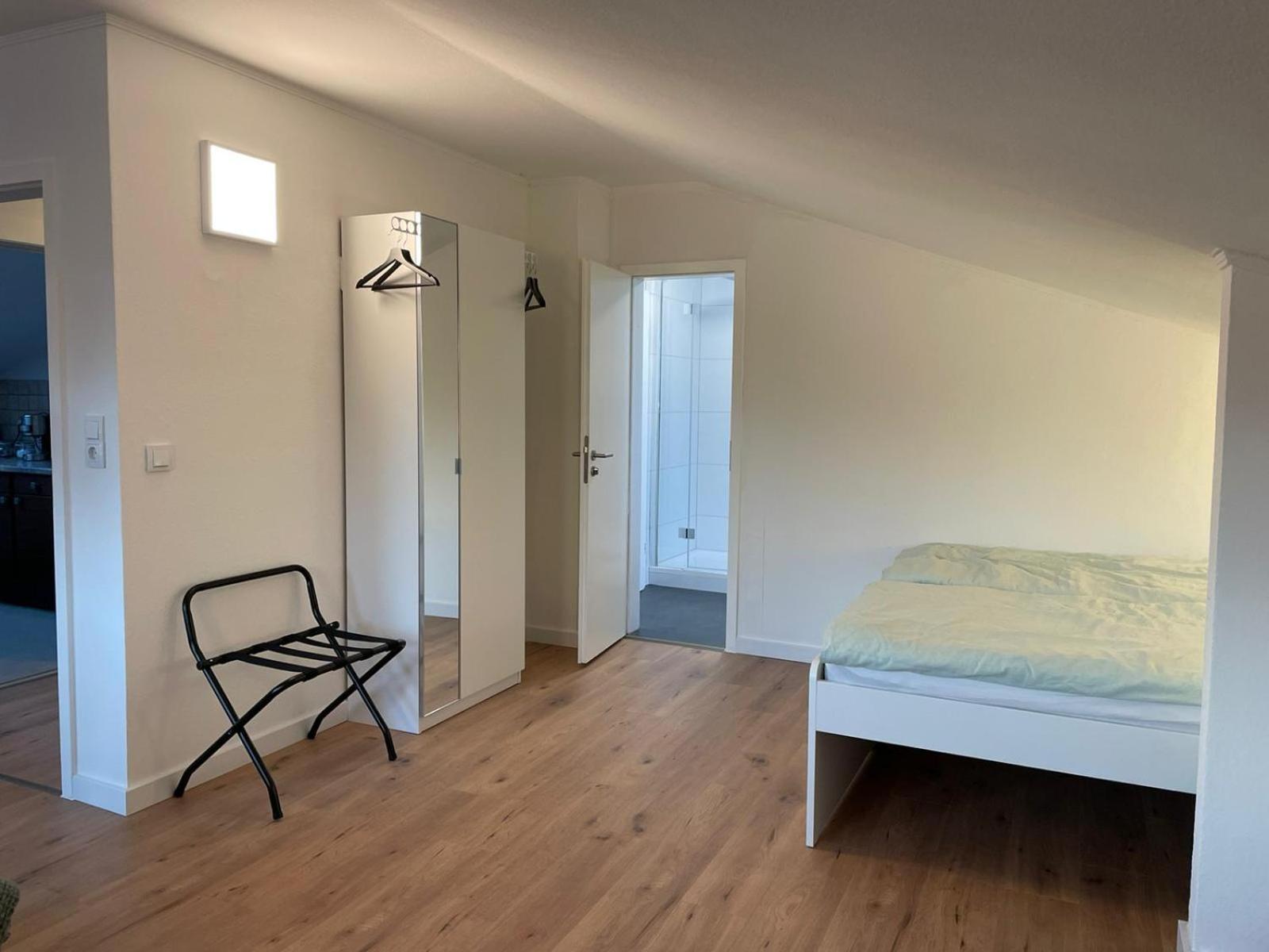 --Renoviert-- Ruhige 1-Zimmer Einliegerwohnung Mit Kueche Und Bad In Grossburgwedel Buitenkant foto