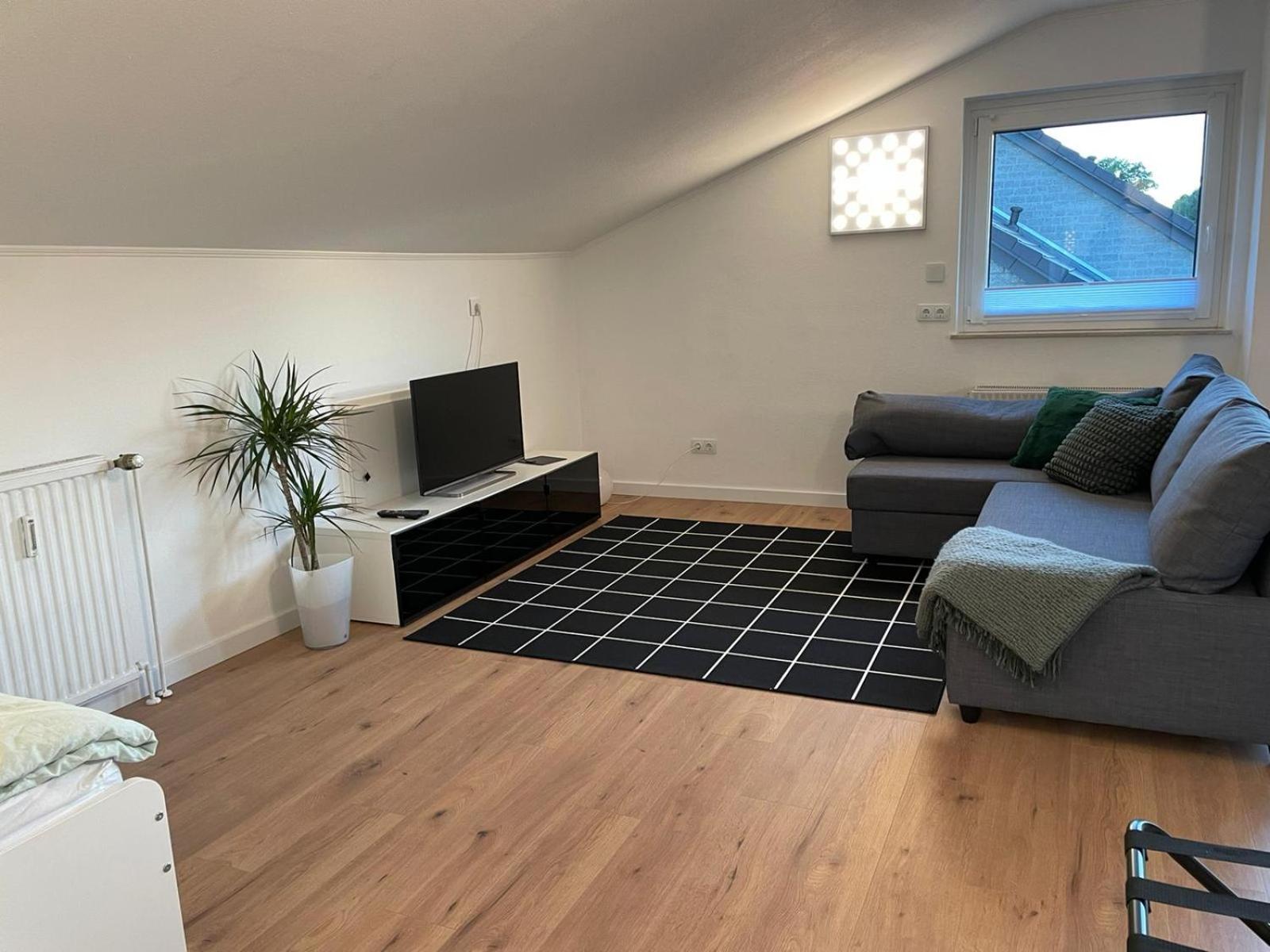 --Renoviert-- Ruhige 1-Zimmer Einliegerwohnung Mit Kueche Und Bad In Grossburgwedel Buitenkant foto